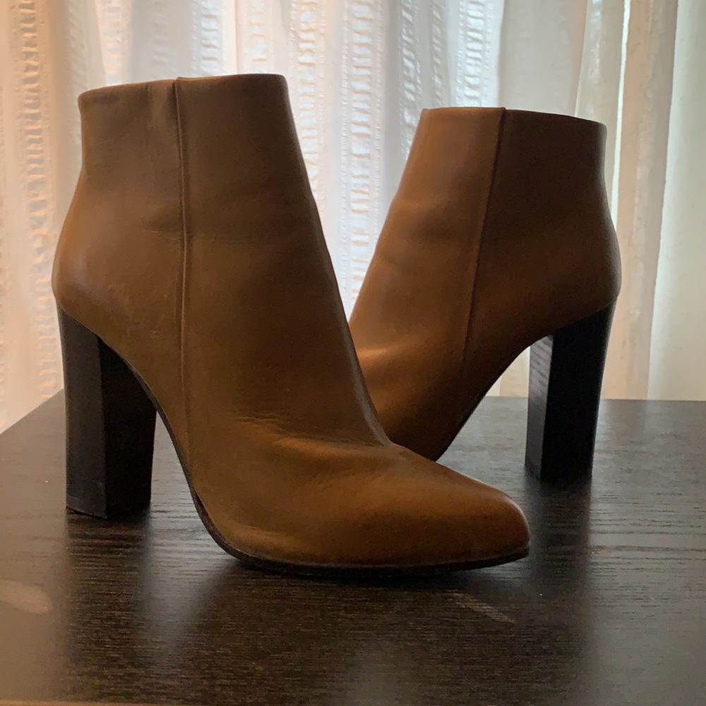 STUNNING olive leather club Monaco heeled ankle boots